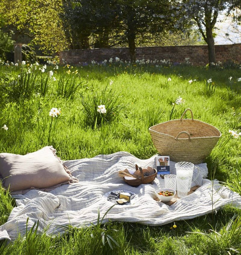 <span style="font-family: Amarante, system-ui, sans-serif;">Garden Picnic</span>
